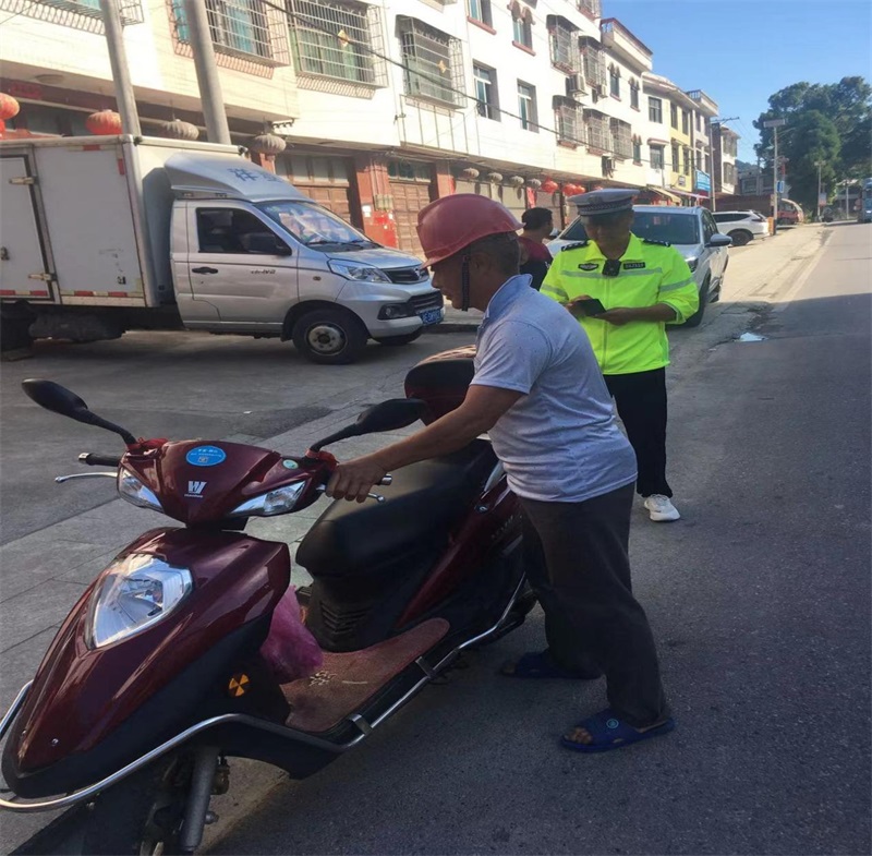 洞口县月溪镇与县交警大队江口中队联合执法整治交通顽瘴痼疾
