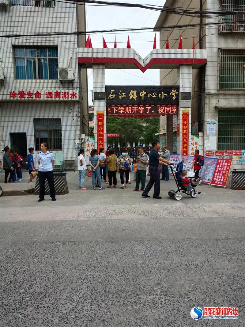洞口县石江镇：维护校园交通安全 助力学生平安成长