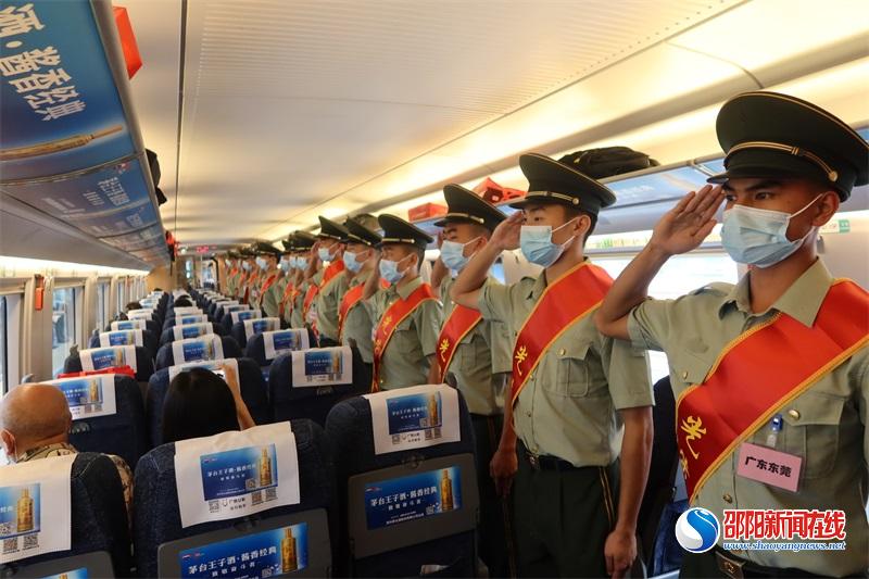 武警邵阳支队：百余名退役老兵卸下军衔踏上返乡旅程