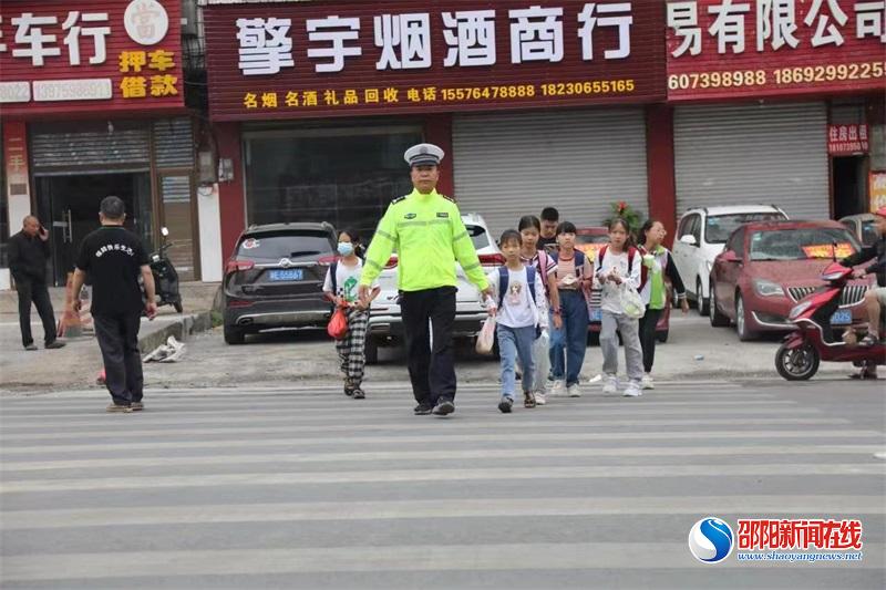 隆回交警按下秋季道路交通安全“护学键”
