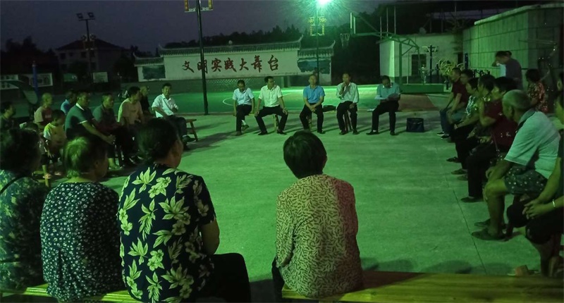 隆回县三阁司镇中洲村召开院落恳谈会倾听村民心声