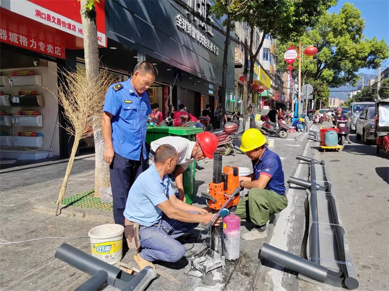 洞口县城市管理和综合执法局：安装人行道护栏 保障群众出行安全