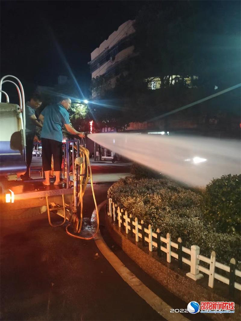 洞口县：城管多举并措为城区绿化苗木“消暑解渴”