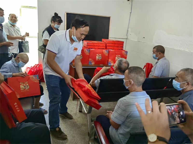 新宁县一渡水镇：中秋送温暖 关爱老人心