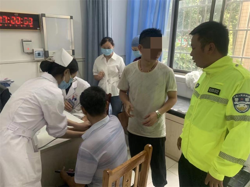 ​急！老人突发急病，隆回交警紧急护送就医！