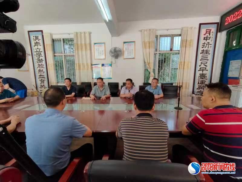 洞口县组织慰问山区教师