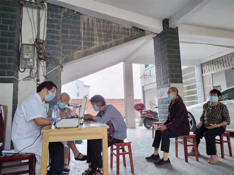 新宁县万塘乡卫生院开展免费眼疾筛查活动