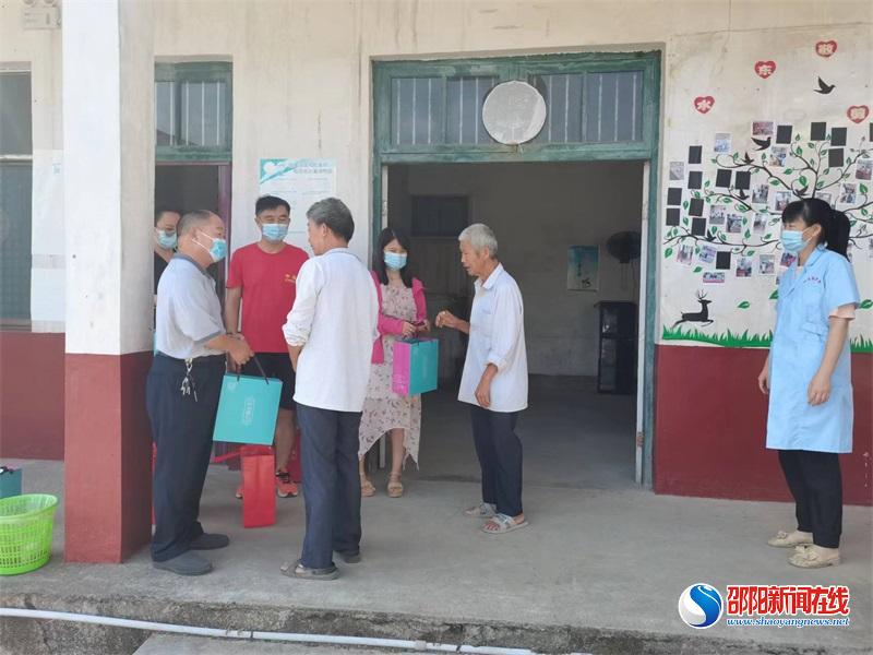 洞口县水东镇：心系老人 中秋送暖