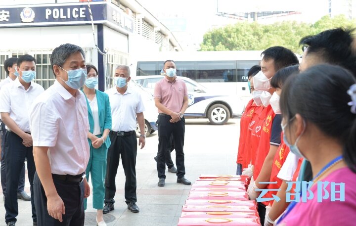 严华在市区和新邵县调研督导疫情防控、抗旱救灾和森林防火工作