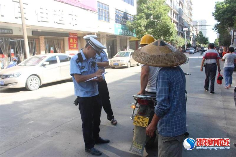 邵阳县交警部署警力下沉 助力乡镇开展农村道路交通问题顽瘴痼疾整治工作