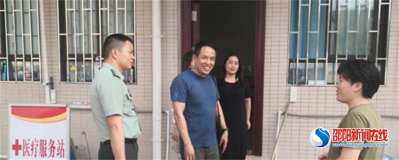 市教育局、邵阳军分区联合检查组到市六中检查高一新生军训开展情况