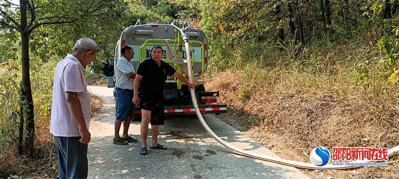 大祥区城管局送水抗旱解民忧