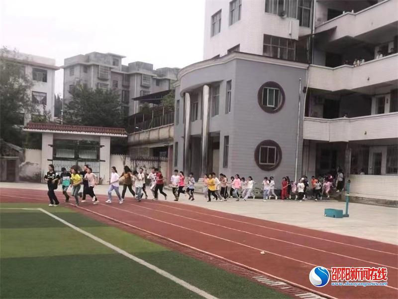 隆回县横板桥中学举行“应急消防疏散演练”活动 