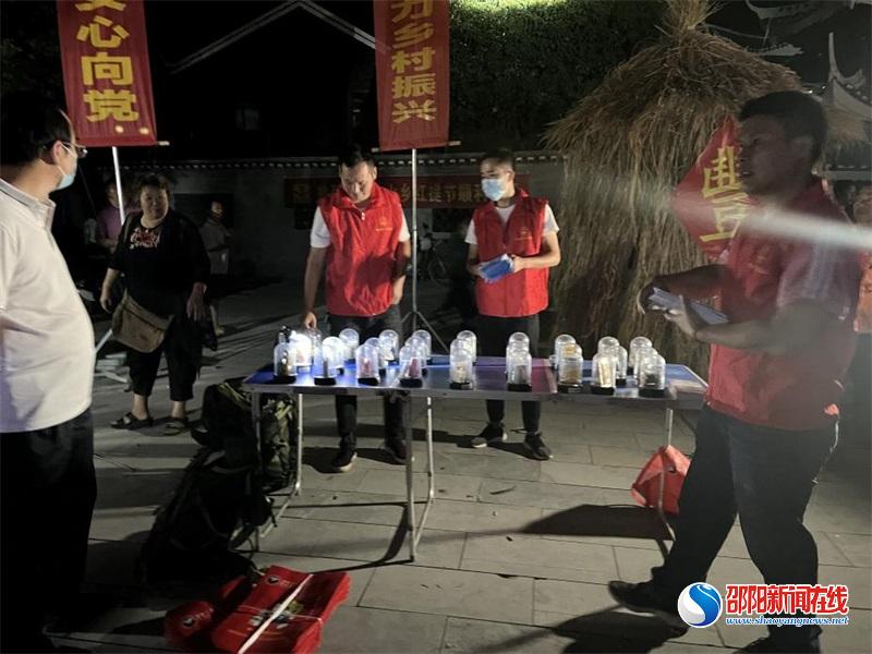 绥宁县东山侗族乡：志愿红摆夜摊普及禁毒小常识