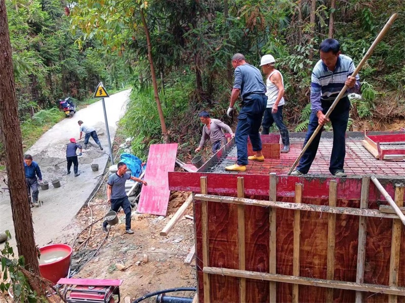 洞口县大屋瑶族乡高峰村：干群同心共聚力，造池蓄水解民忧