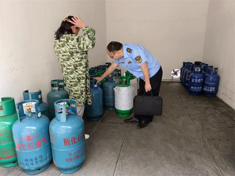 洞口县市场监督管理局：周末不停歇，安全不放松