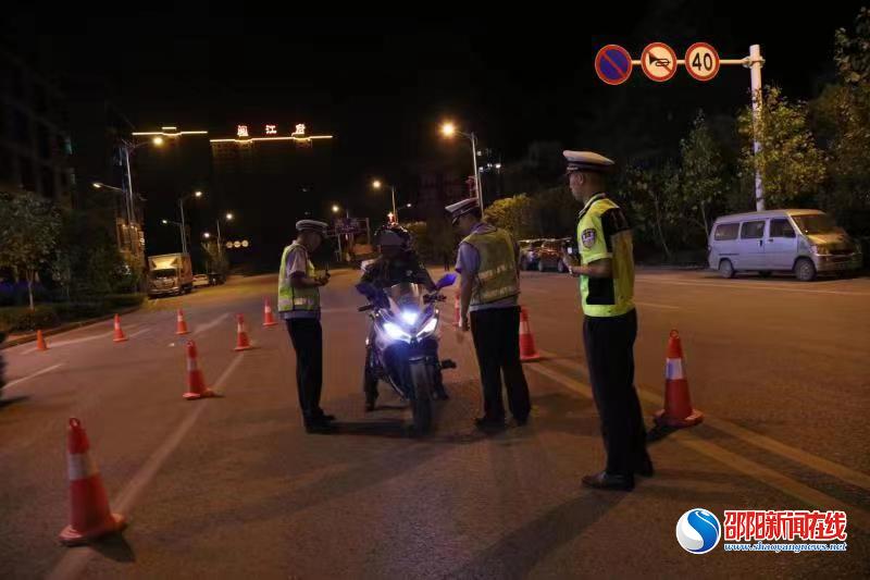 隆回交警夜查“炸街飙车”摩托！还“静”于民！