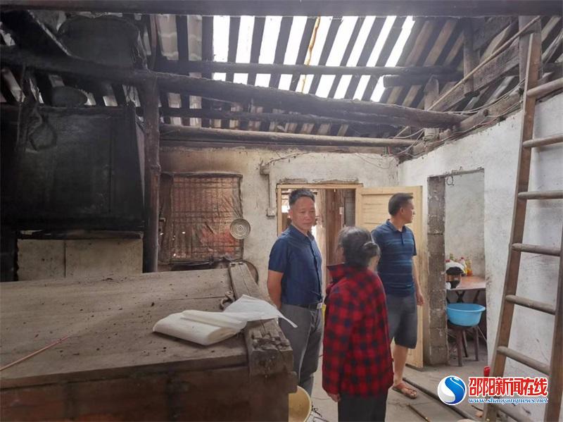 洞口县长塘瑶族乡开展“走访慰问脱贫户”活动