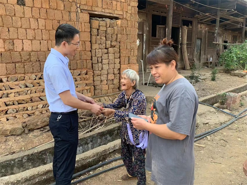 邵阳农商银行：助力乡村振兴 关爱耄耋老人