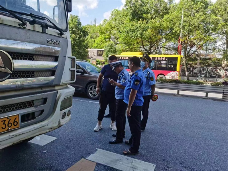 新邵交警重拳出击打好“蓝天保卫战”