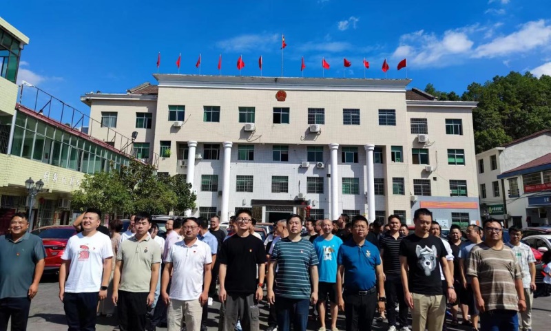 新邵县潭府乡举行“喜迎二十大，奋进新征程”升国旗仪式