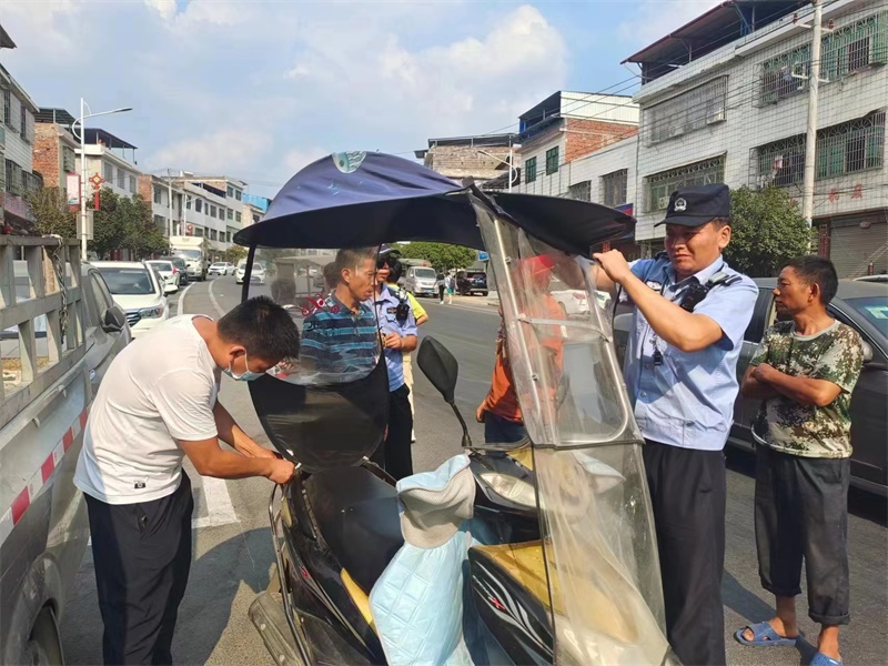 隆回县桃花坪街道联合交警、运管所开展面包车、三轮车非法营运整治及交通安全秩序文明劝导专项行动