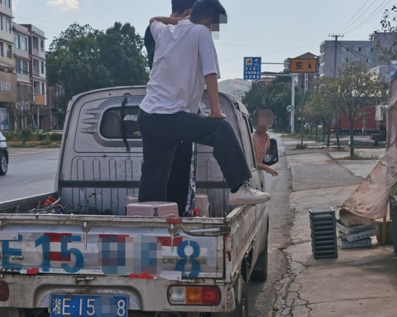 邵东交警查获一起货车违法载人的违法行为