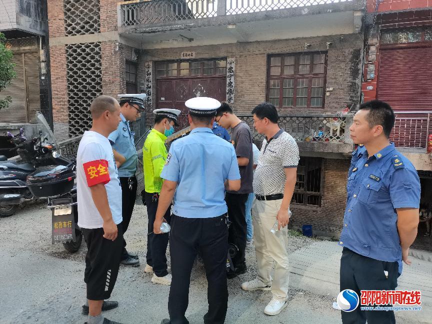 迎国庆，创平安——隆回县六都寨镇政府联合开展校园周边环境专项整治