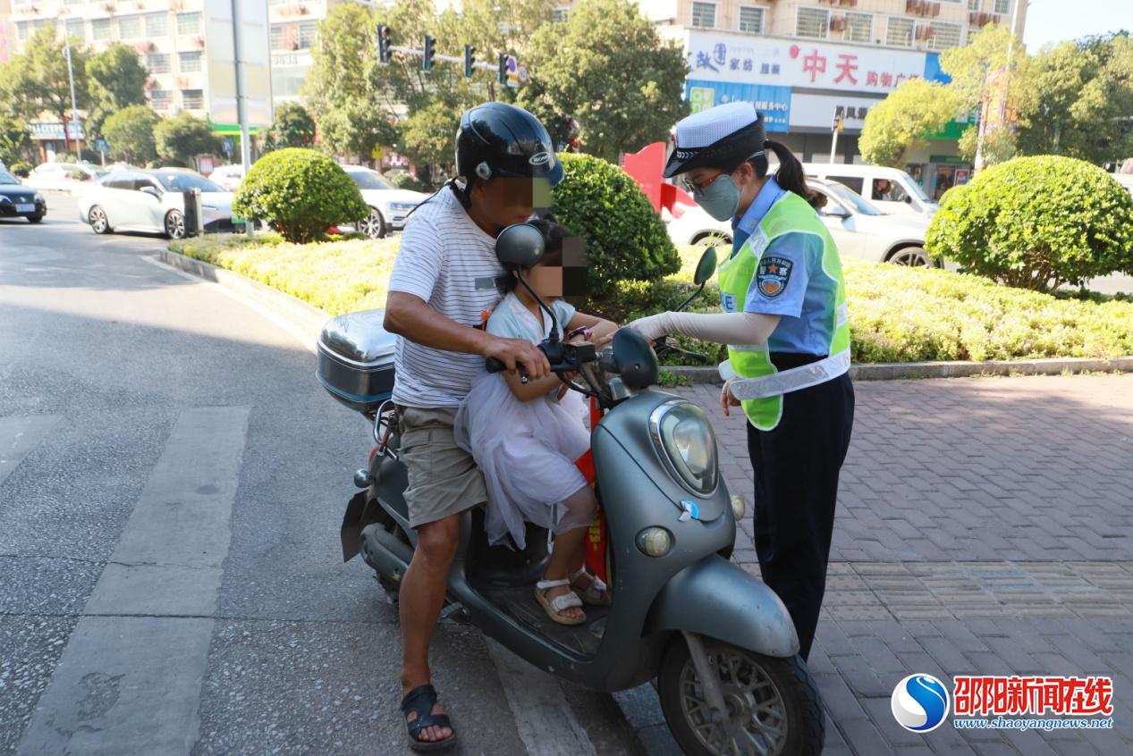 新邵县：外地爷孙俩迷路，交警暖心帮忙