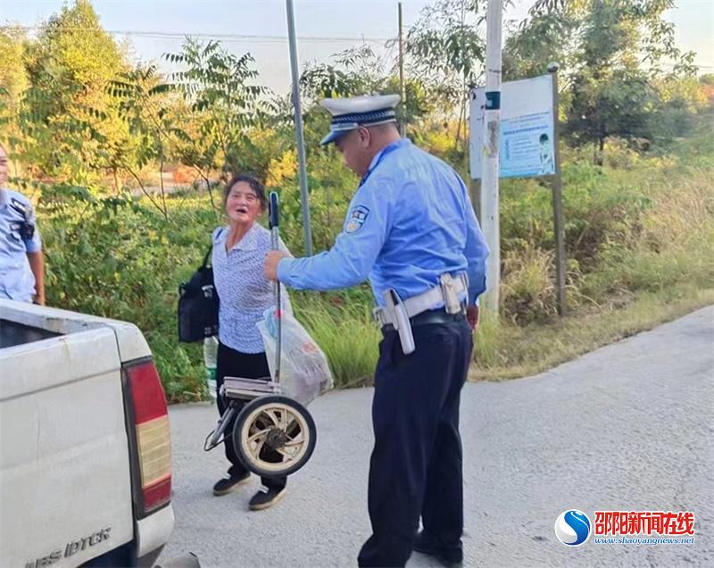 暖心！邵东交警护送年迈老人回家