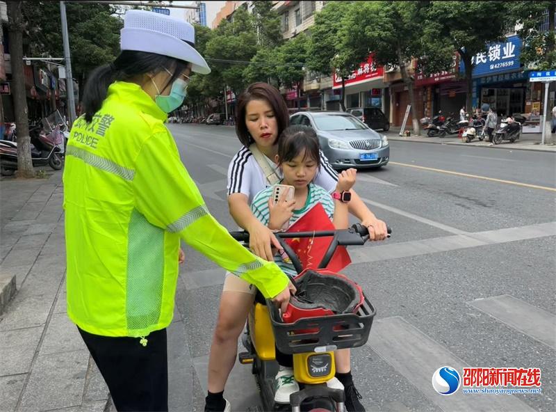 武冈交警：国庆“警”相随 忠诚护平安