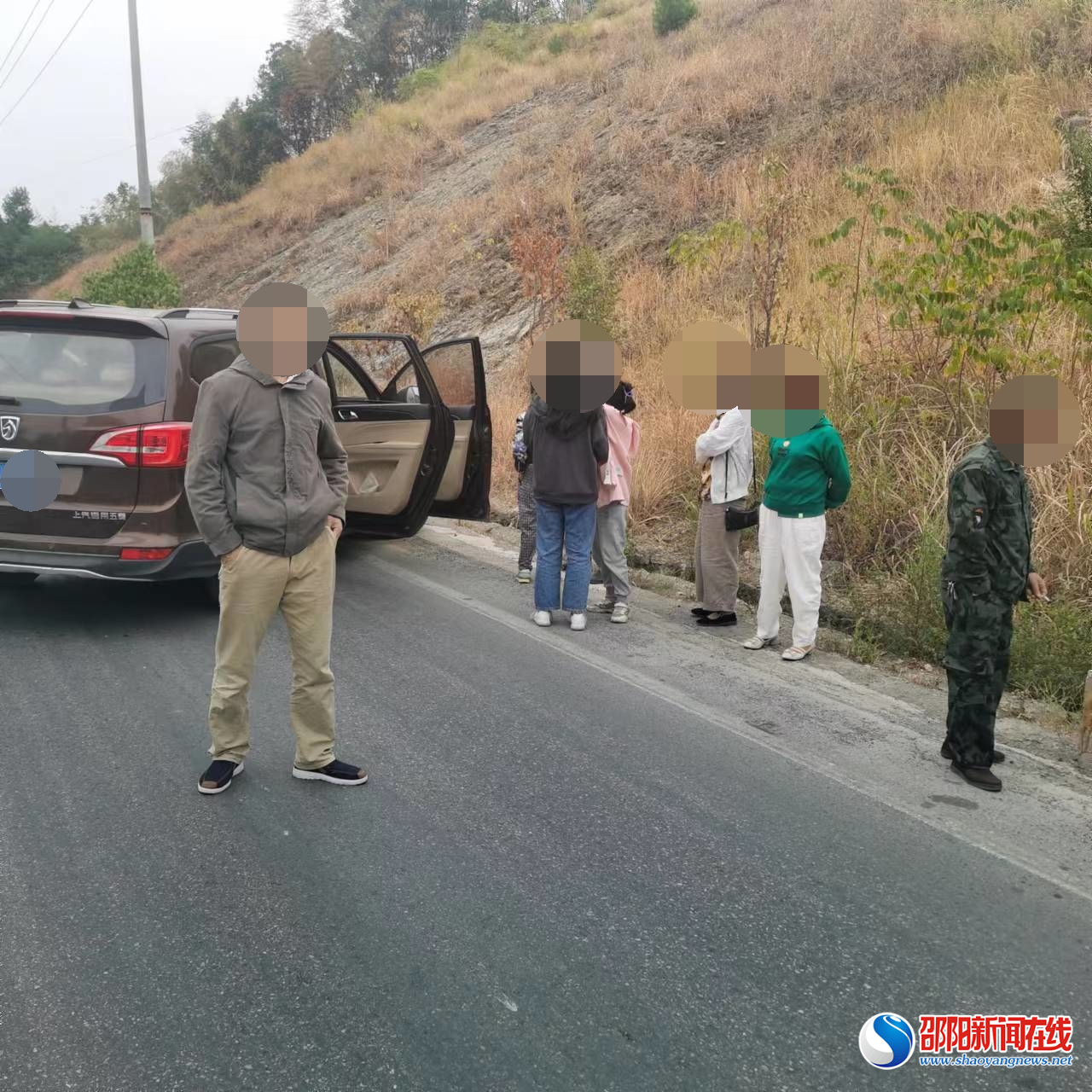 邵东市：7座车挤下10人，面包车超员被邵东交警查获