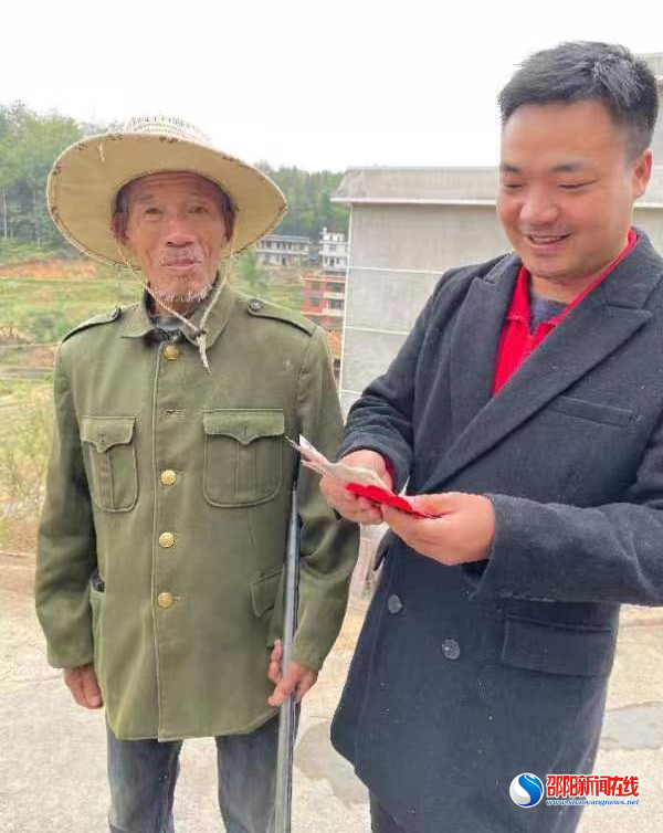 隆回县七江镇81岁退休教师捐款修路