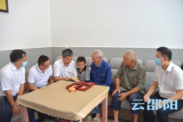 严华在市区走访慰问百岁老人：祝全市老年朋友健康长寿生活幸福 