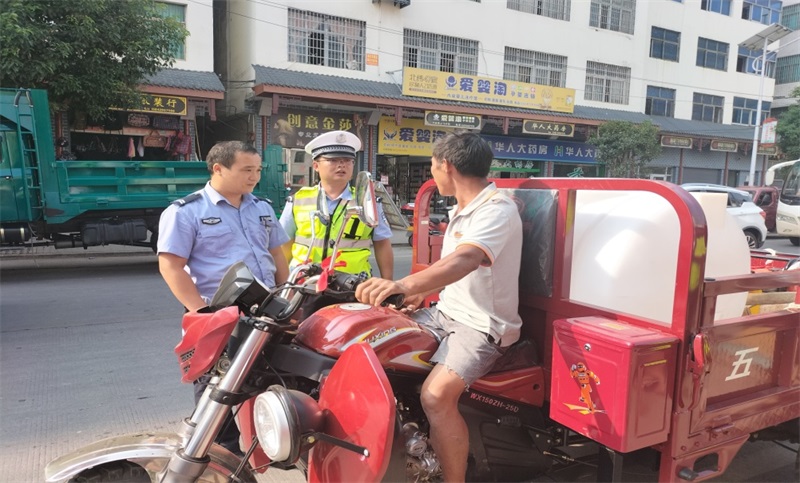 ​新宁交警： 我为祖国站好岗，护航道路保通畅