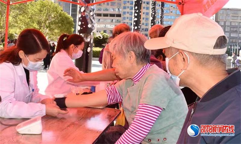 邵阳县开展“世界精神卫生日”宣传义诊活动