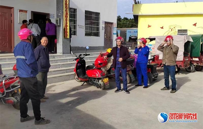 洞口县花古街道正龙村：头盔免费送 文明安全“戴”回家