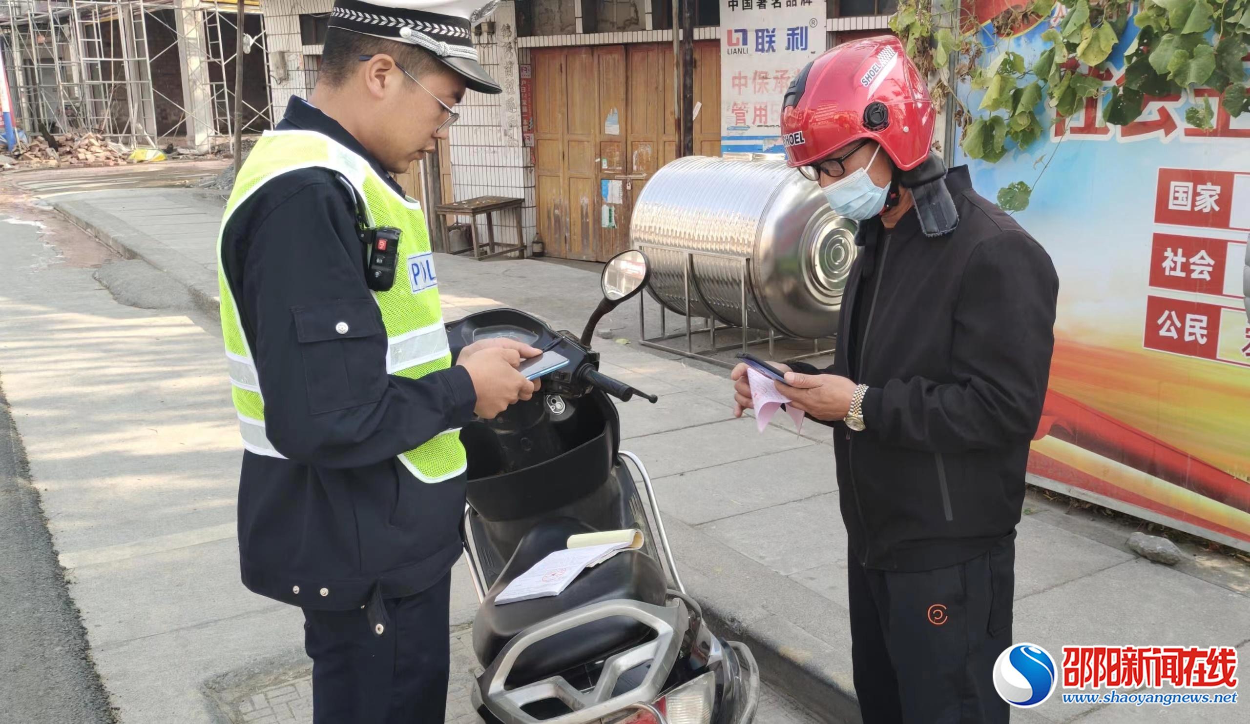 武冈市水浸坪乡开展交通文明劝导志愿服务活动