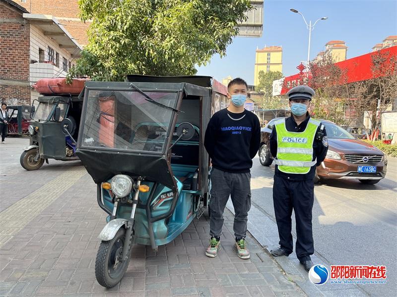 小哥无证驾驶快递车被查 邵东交警及时消除安全隐患