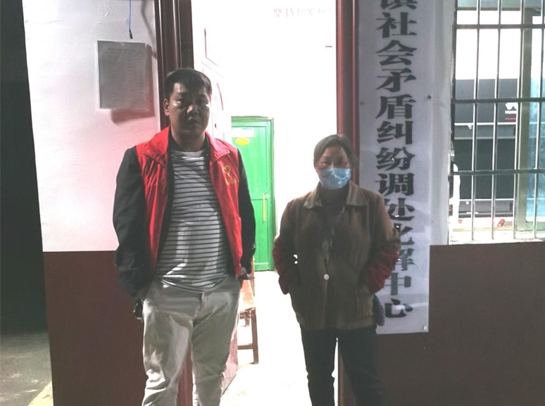 洞口县杨林镇新时代文明实践所志愿者深夜护送精神障碍老人回家