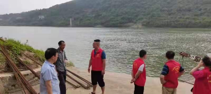 新邵县严塘镇金子桥村开展“守护河道，志愿者在行动”清理河道白色垃圾活动