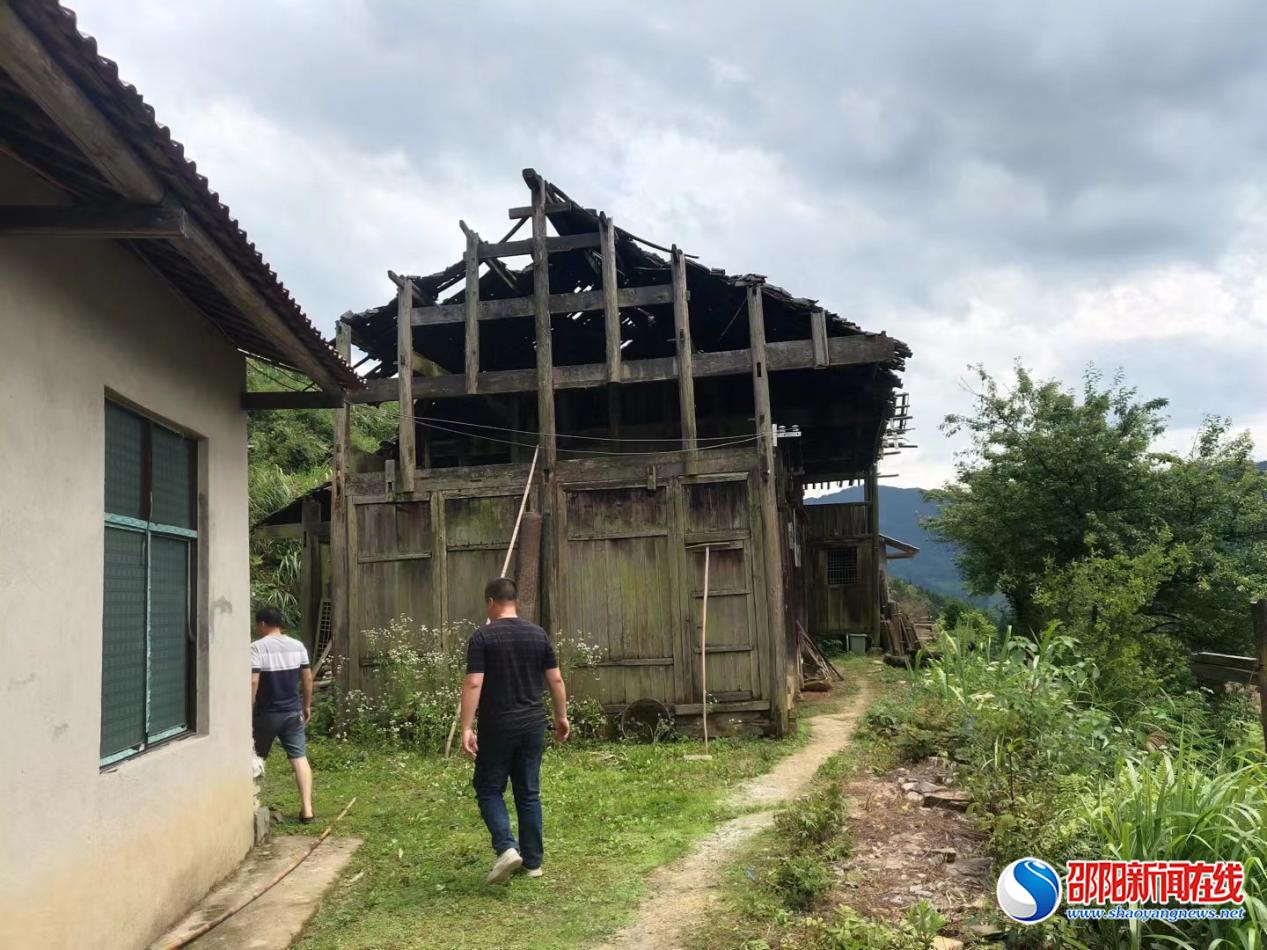 洞口县月溪镇：拆除闲置危房确保群众安全