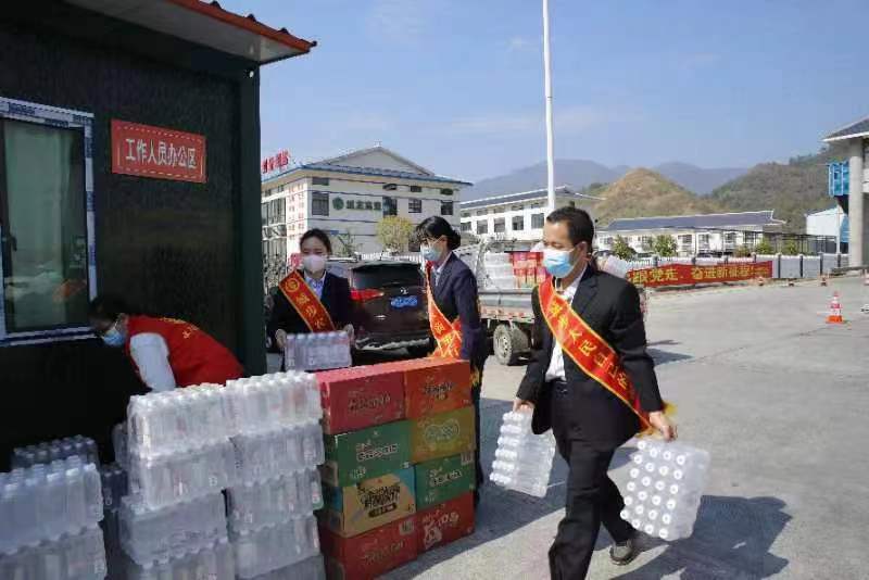 城步农商银行慰问疫情防控一线工作者