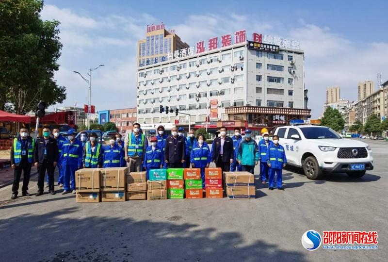 洞口县城管局慰问抗疫一线环卫工人
