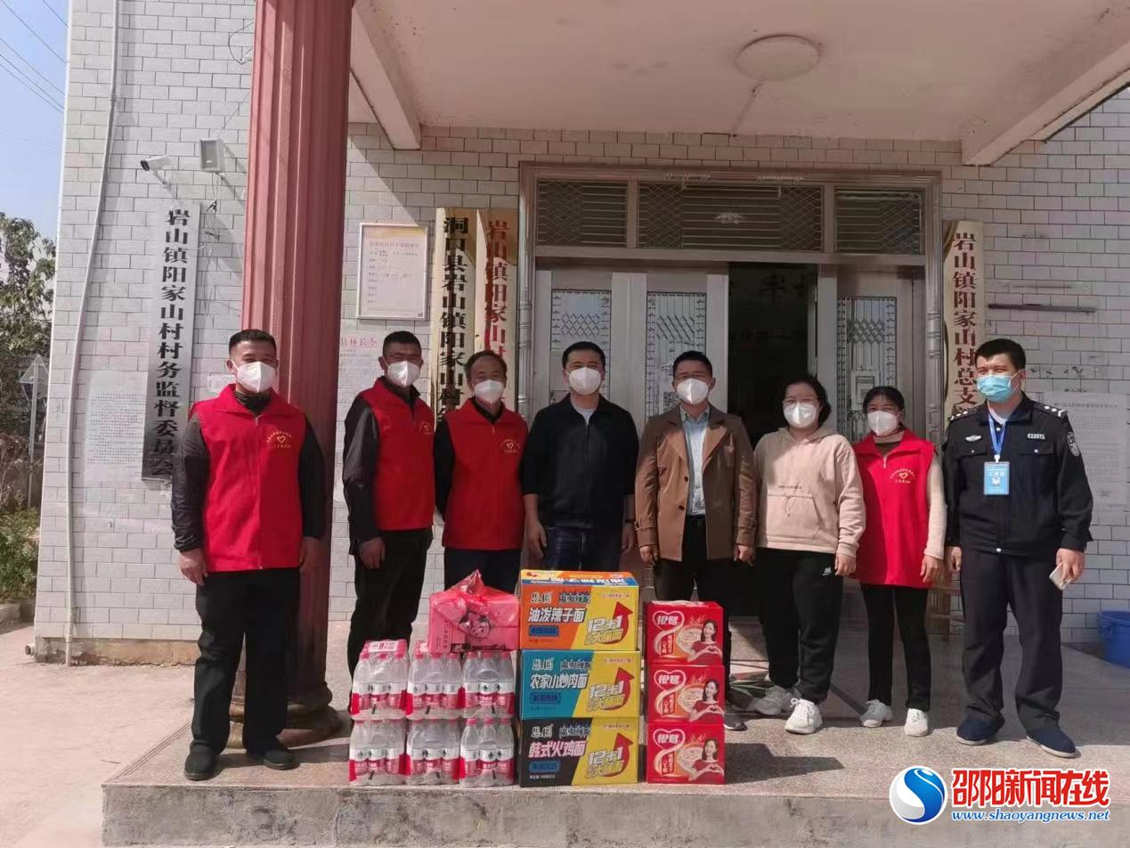 洞口县岩山镇：深入一线强化疫情防控监督