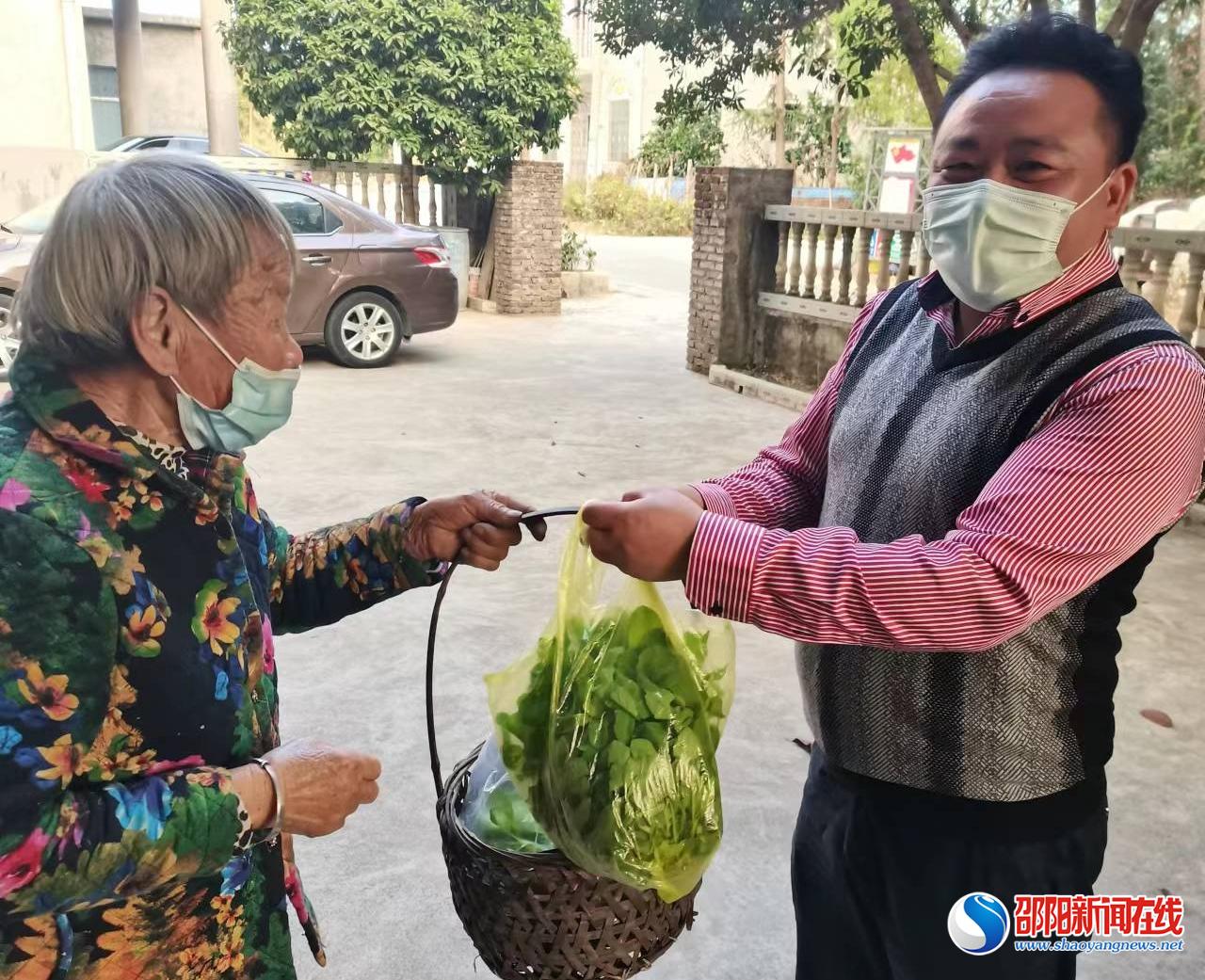 洞口花古街道：一把小菜一份情 齐心协力战疫情