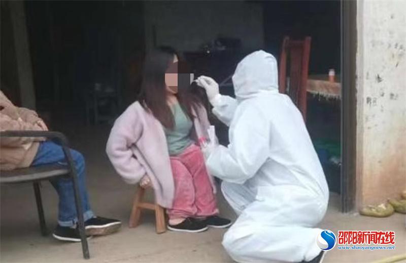隆回县三阁司镇：上门为残疾人做核酸检测，打通服务残疾人“最后一米”