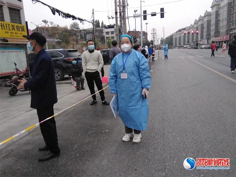 隆回县：黄胜男深入社区落实全民核酸检测工作