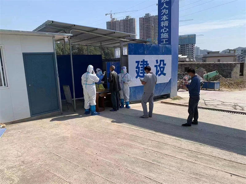 突击队辅助医护人员扫码做核酸.jpg