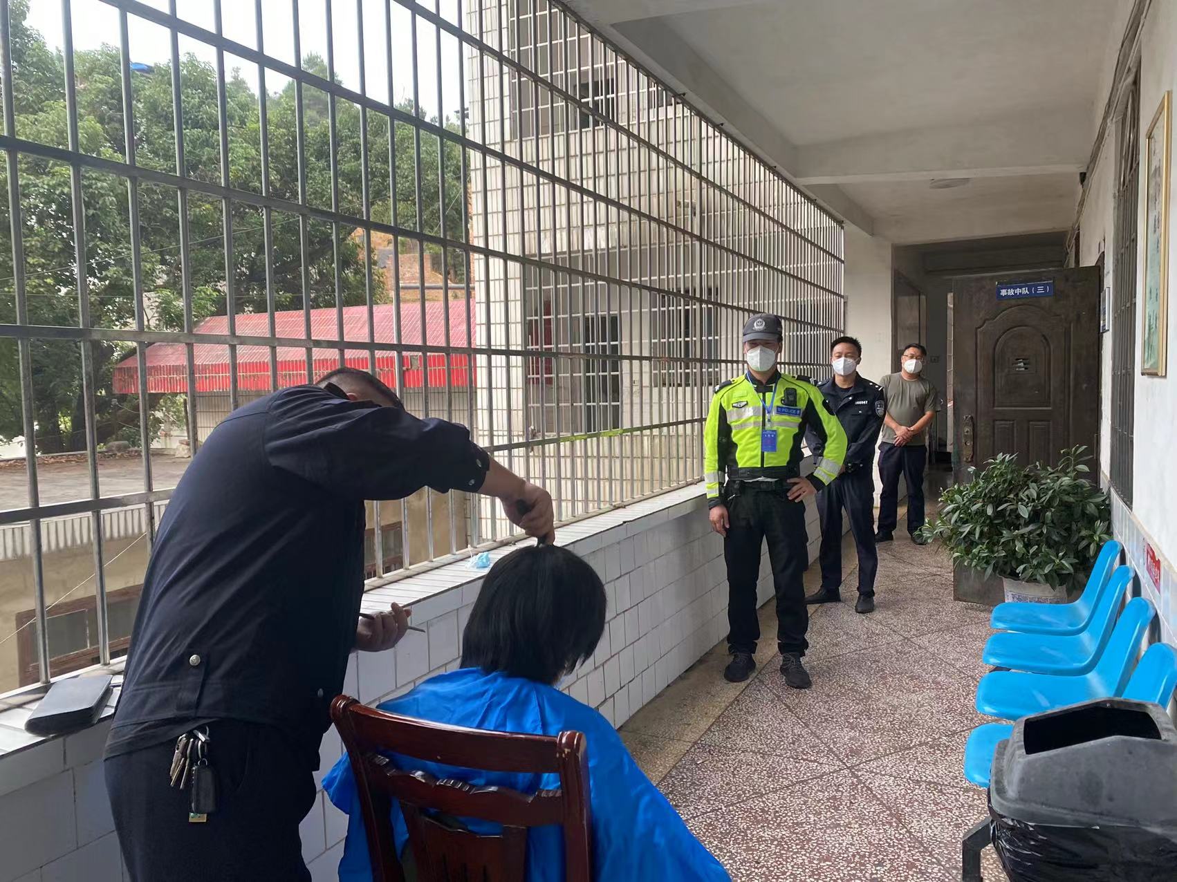 疫情警色 ——邵阳县抗疫一线交警变身“剃头匠”